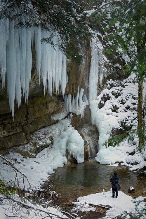 Vorschau: Wasserfall gefrorene Eiszapfen.