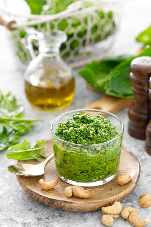 Preview: Spinach pesto sauce with cashew, parmesan cheese and olive oil