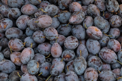 Preview: Plums on a market stall