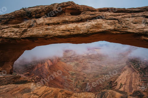 Aperçu: Arch rock formation in fog, Moab, Utah, USA