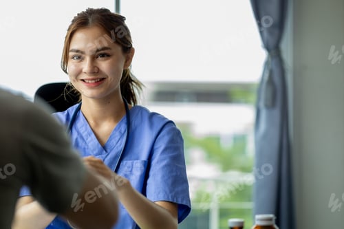 Vista previa: Beautiful young female doctor is giving a consultation to a patient who is attending a medical exami