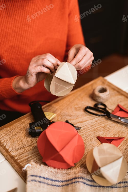 Preview: Making Christmas decorations from paper
