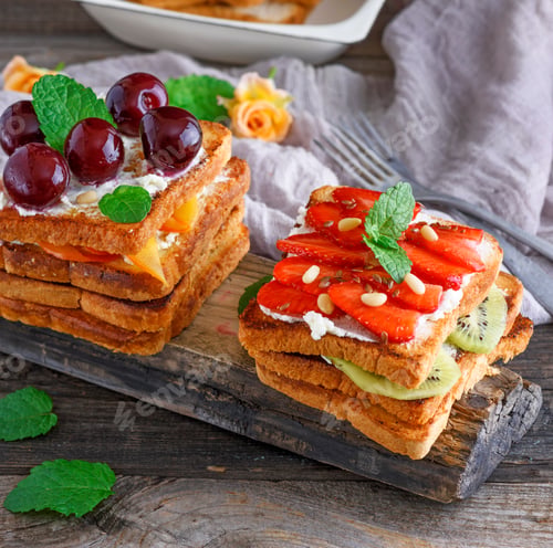 Preview: French toast with cottage cheese, strawberries and kiwi