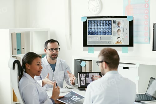 Preview: Doctors cooperating at meeting