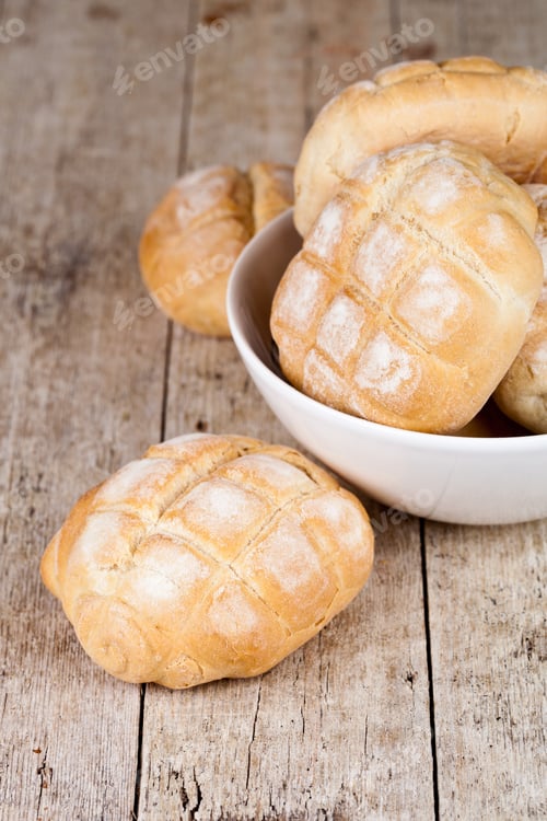 Preview: fresh baked buns in a bowl