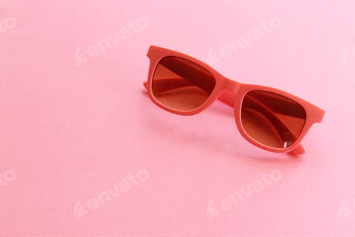 Vista previa: Gafas de sol rosas sobre fondo rosa