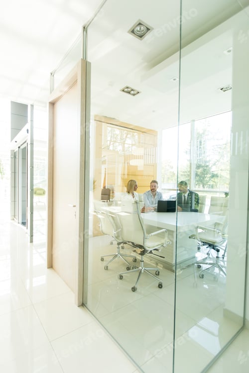 Preview: Multiethnic people working in the office