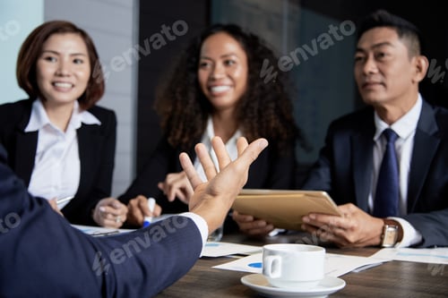Preview: Communicating businesspeople on meeting