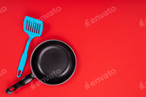 Visualização: Utensílios de cozinha na cozinha isolados com espaço de cópia em fundo vermelho