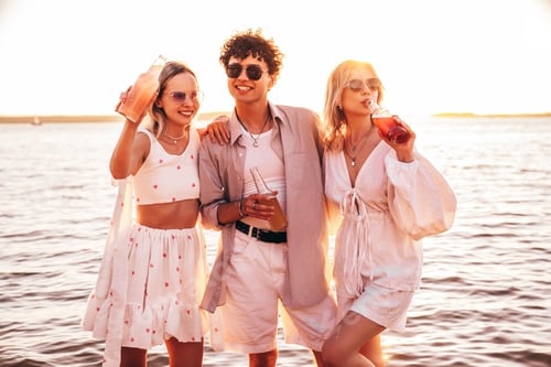 Preview: Man and two women at the beach