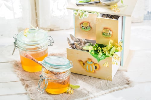 Vista previa: Miel dulce y saludable y hojas frescas de tilo