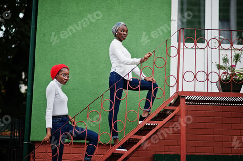 Aperçu: Modern fashionable african muslim woman