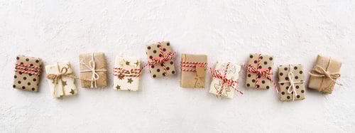 Visualização: Banner de Natal com muitas caixas de presente decoradas em fundo branco