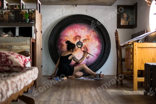 Visualização: Pintora termina sua grande pintura deitada no chão