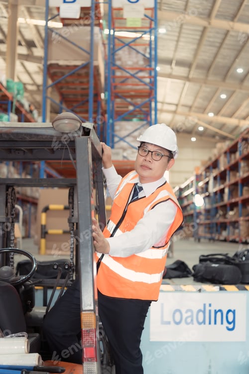 Preview: Warehouse manager Examine the equipment used to move goods in the warehouse