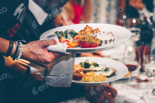 Preview: Serving food on warm plates in the restaurant.