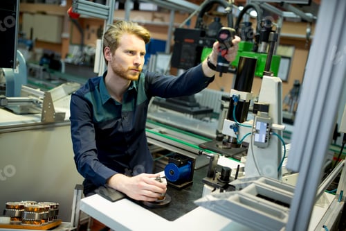 Preview: Engineer in the factory