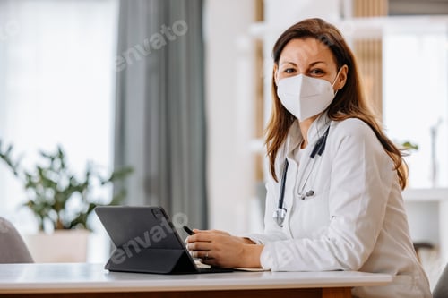 Preview: Woman Medical Professional Wearing Face Mask with Tablet