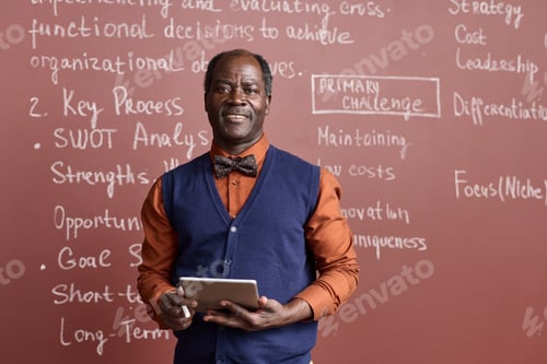 Visualização: Professor universitário sênior negro usando gravata borboleta e sorrindo para a câmera