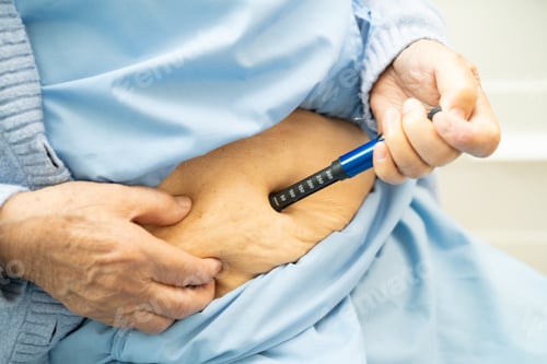 Preview: Senior woman patient injecting insulin for treat diabetes.