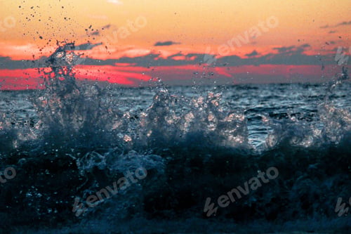 Wellen bei Sonnenuntergang