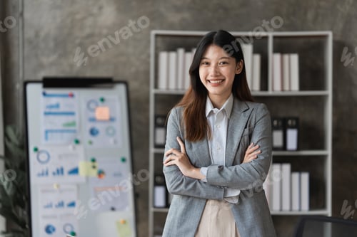Vista previa: Smart asian business woman smiling at office space. real estate, lawyer, non-profit, marketing