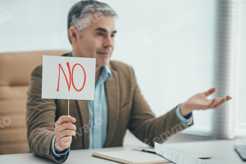 Preview: The man with a plate is interviewing in the office