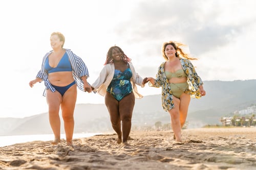Preview: Group of plus size women with swimwear at the beach