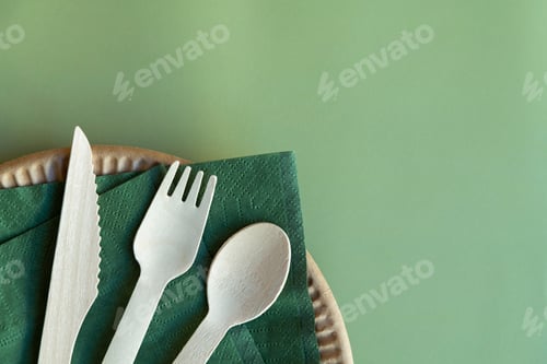 Preview: Wooden cutlery on green background