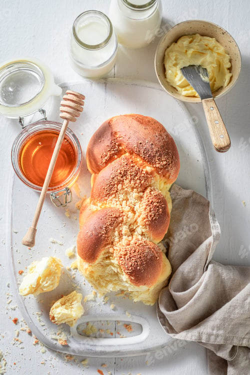Preview: Sweet challah with honey and milk for breakfast