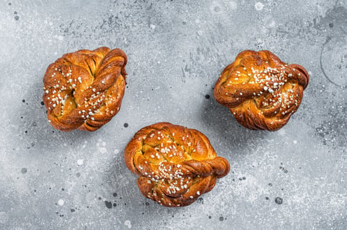 Preview: Swedish cinnamon buns Kanelbullar. Gray background. Top view