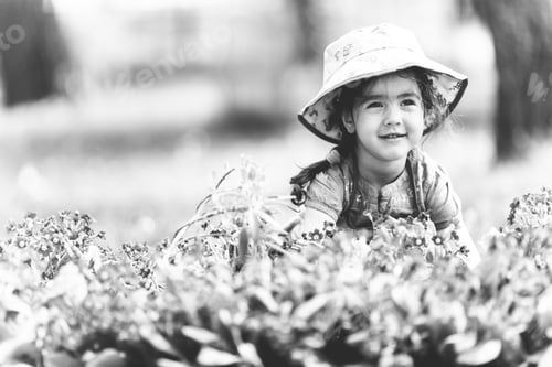 Preview: Little girl in the garden