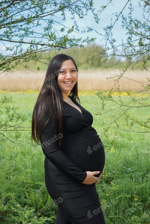 Preview: Keywords Pregnant One Woman Only Asia Mother Using Phone Telephone Mobile Phone Baby - Human Age