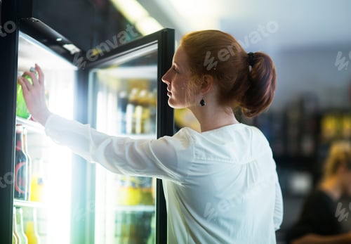 Preview: Young woman working in coffee shop