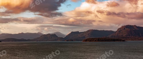 Vorschau: Dramatisch Sonnenaufgang über der Küste Alaskas. Hintergrund aus der Natur