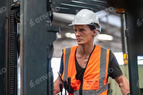 Trabajador masculino, conductor de montacargas, que trabaja en la industria, fábrica, logística, almacén de transporte