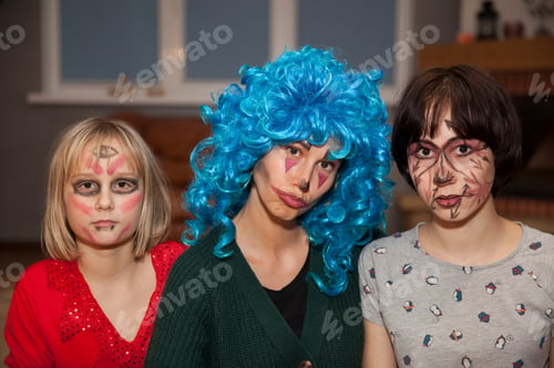 Preview: Mom and daughters in fancy dress for Halloween