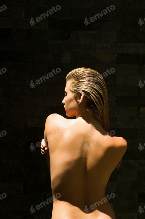 Preview: Rear view of naked woman