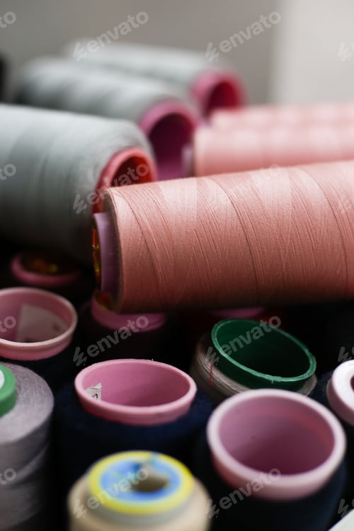 Preview: Bobbins of multi-colored threads