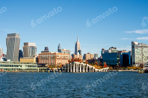 Preview: Manhattan skyline with Empire State Building and waterfront