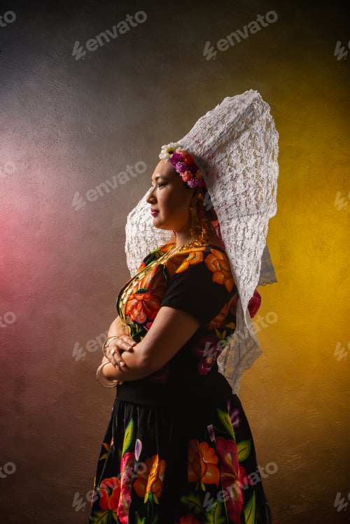 Preview: A woman wearing a flowery dress and a white hat stands in front of a wall