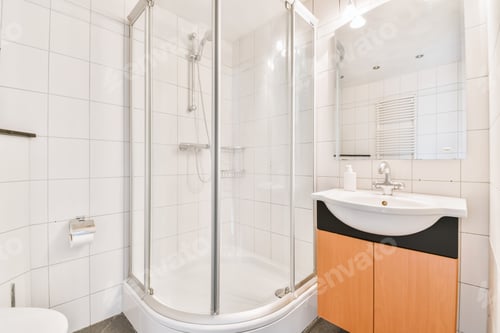 Preview: Luxurious shower cubicle with closing doors