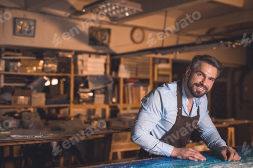 Vista previa: Maestro sonriente en el arte