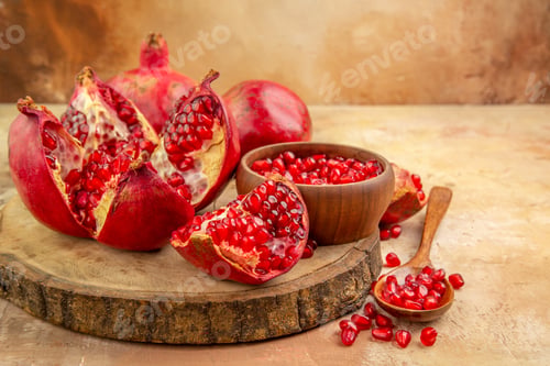 Preview: Top view (pomegranate) pomegranates with their slicec and a bowl of seeds were put on the stump and