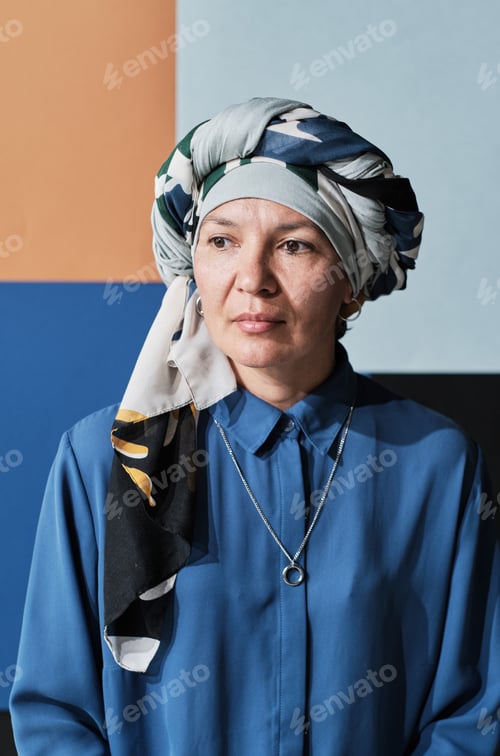 Preview: Elegant businesswoman in hijab