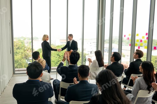 Visualização: Pessoas diversas em um seminário