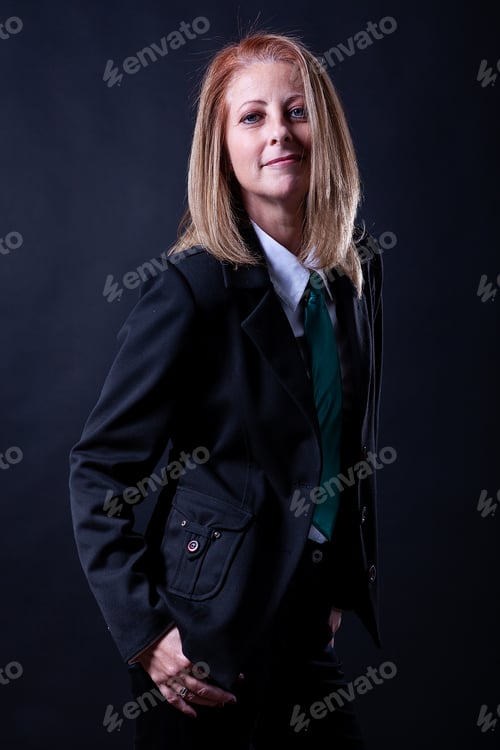 Visualização: Mulher loira em terno de negócios em fundo preto