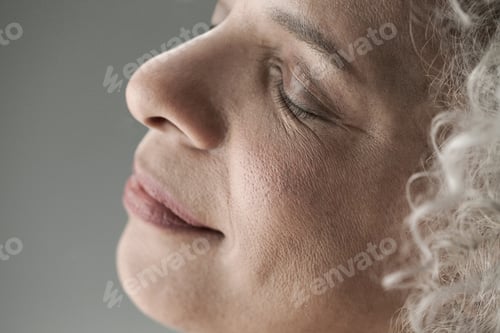 Preview: Mature woman, headshot