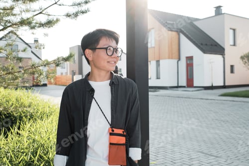 Aperçu: Joyful Asian Woman Looking Away