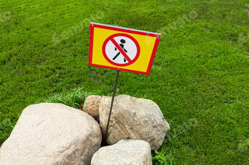 Preview: Sign do not walk on grass